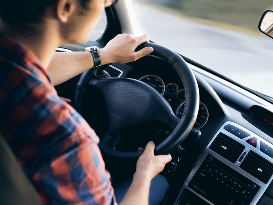 8 maus hábitos de condução que lhe custam dinheiro