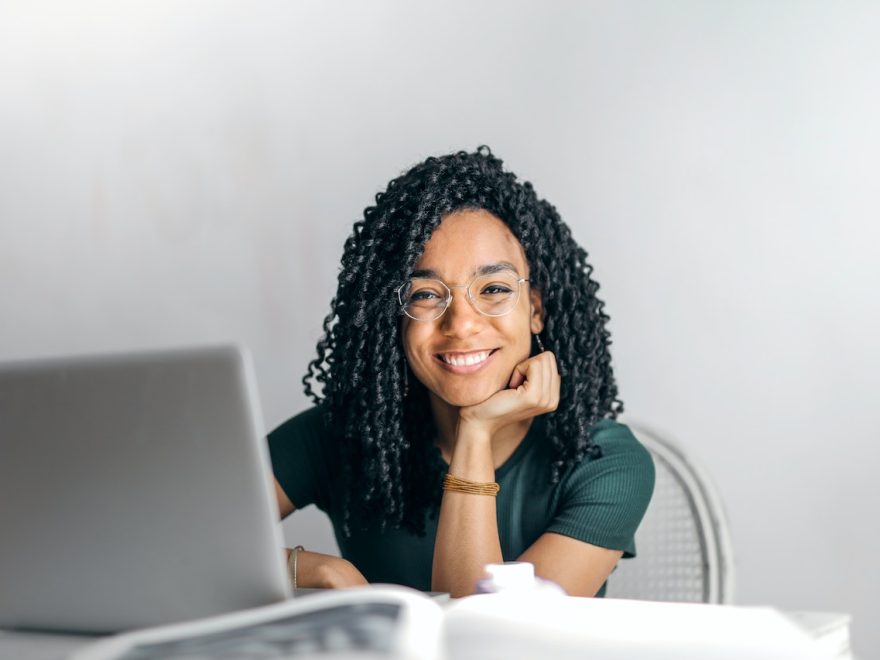 "Se Candidate, Mulher!" abre 1000 vagas em programa de mentoria e recolocação para mulheres negras