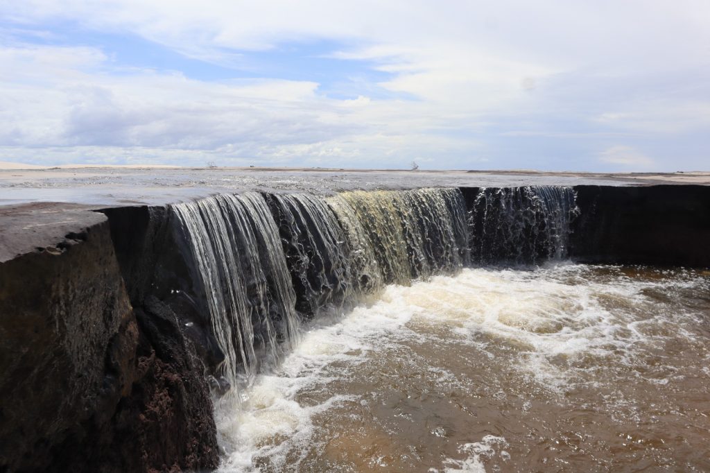 Cachoeira do Bonzinho é formada pelo aumento do volume das chuvas, que fazem romper as lagoas dos Lençóis (Foto: João Soares/Vila Aty)