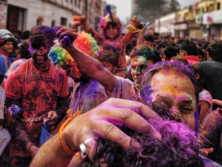 Dermatologista alerta para os perigos do uso de espumas e tintas de cabelo em spray pelas crianças durante o carnaval